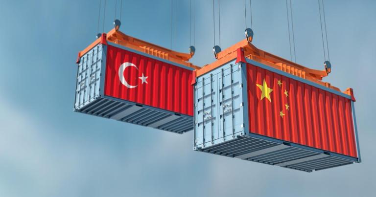 2026年中国至土耳其物流，海运、空运与“中间走廊”铁路各具优势。本文详解中欧班列新路线（绕开俄罗斯）、伊斯坦布尔空运枢纽及传统海运选择，助您根据产品类型、预算与时效做出最优运输决策，高效进入欧亚市场。