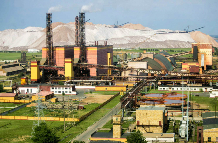 Belarus’ta Türk yatırımcılar için öne çıkan sanayi sektörlerini keşfedin: makine imalatı, kimya ve petrokimya, ağaç işleme ve mobilya, tarım ve gıda sanayii. Türk teknoloji ve üretim deneyiminin Belarus’ta neden talep gördüğünü öğrenin.
