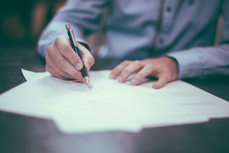 Processes for obtaining work visas and residence permits in Türkiye for foreign businesspeople